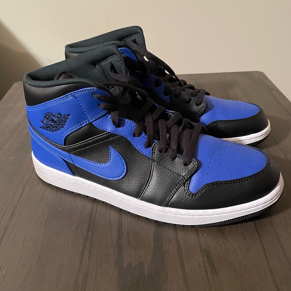 Jordan 1 Mid Royal